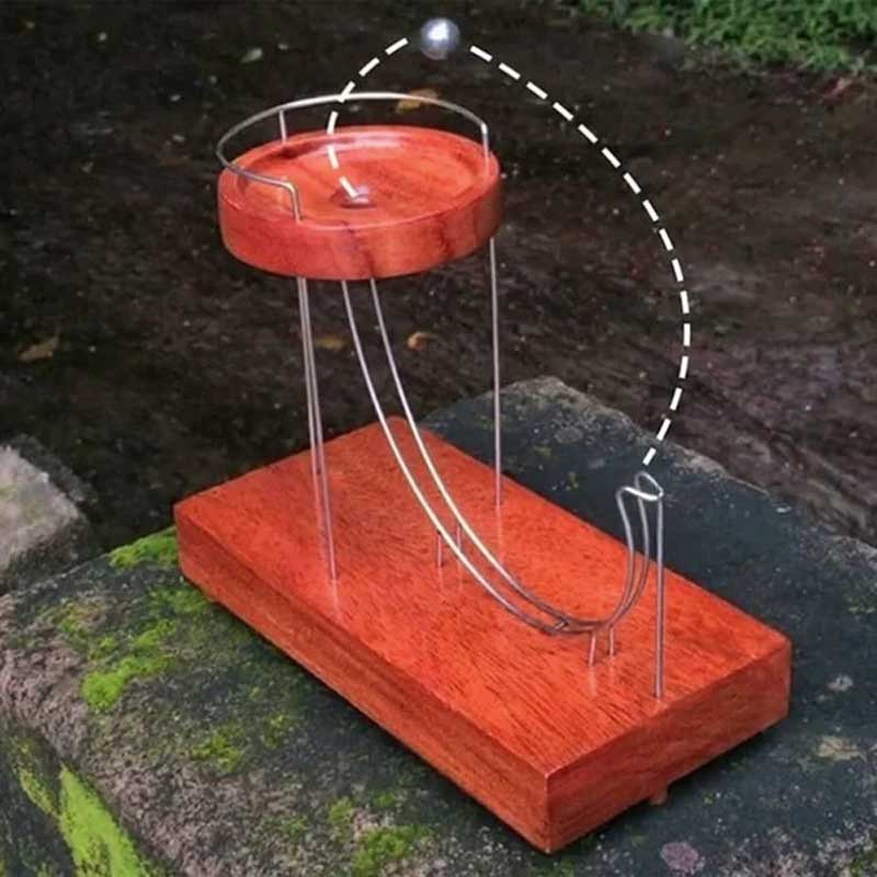 Ornament van kinetische kunst met eeuwige beweging