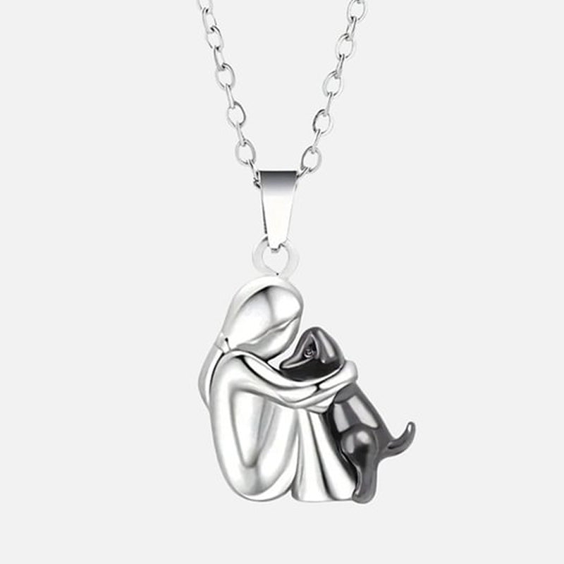 Oorbellen en ketting met kleine meisje dat hond knuffelt