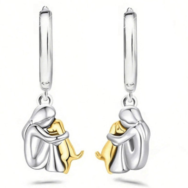 Oorbellen en ketting met kleine meisje dat hond knuffelt