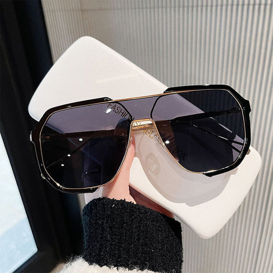 🕶️ 50% korting! Retro grote zonnebril – UV400-bescherming, polariserend en tijdloos stijlvol voor iedereen.