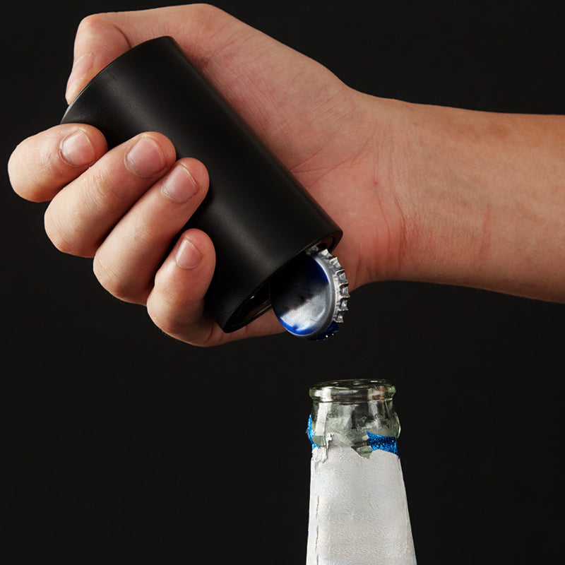 Magnetische flesopener met duwfunctie