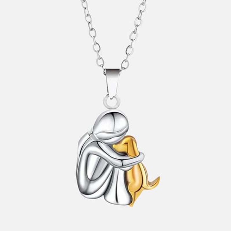 Oorbellen en ketting met kleine meisje dat hond knuffelt