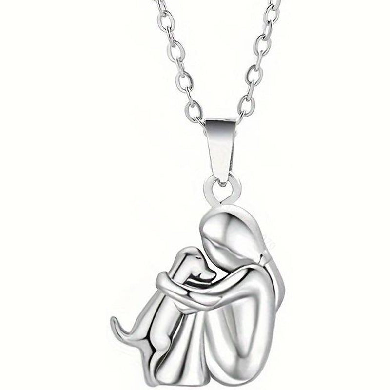 Oorbellen en ketting met kleine meisje dat hond knuffelt