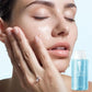 Zachte make-up remover vloeistof om op te drukken