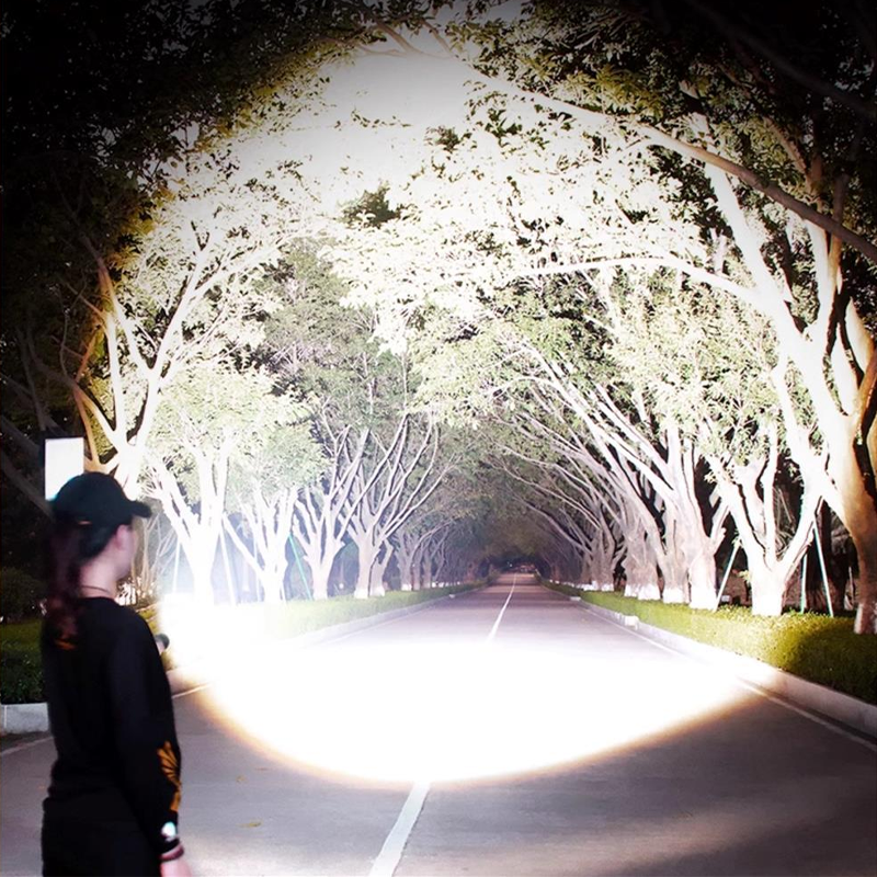 Krachtige LED-laserzaklamp met zoomfunctie