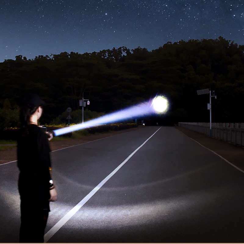 Krachtige LED-laserzaklamp met zoomfunctie