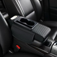 🚗💥 50% KORTING! Stop met het zoeken naar je telefoon, tissues en sleutels tijdens het rijden! Deze 5-in-1 armsteunkussen tovert je rommelige console om in een georganiseerde cockpit – met bekerhouder, telefoonvak en zelfs een tissueslot!