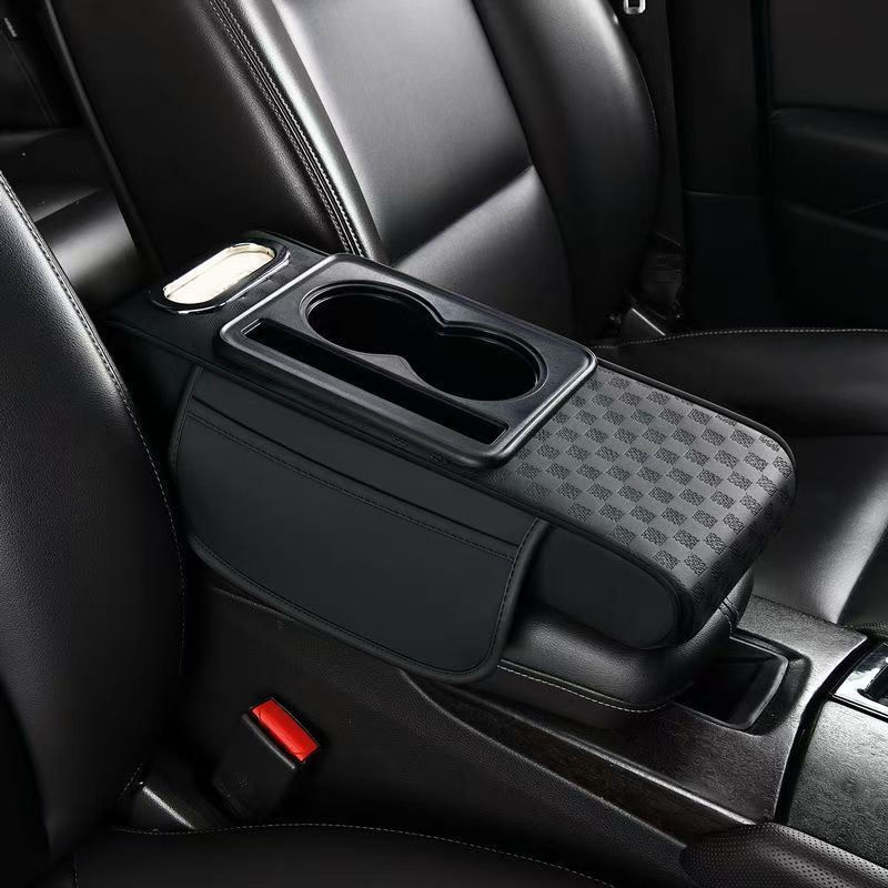 🚗💥 50% KORTING! Stop met het zoeken naar je telefoon, tissues en sleutels tijdens het rijden! Deze 5-in-1 armsteunkussen tovert je rommelige console om in een georganiseerde cockpit – met bekerhouder, telefoonvak en zelfs een tissueslot!