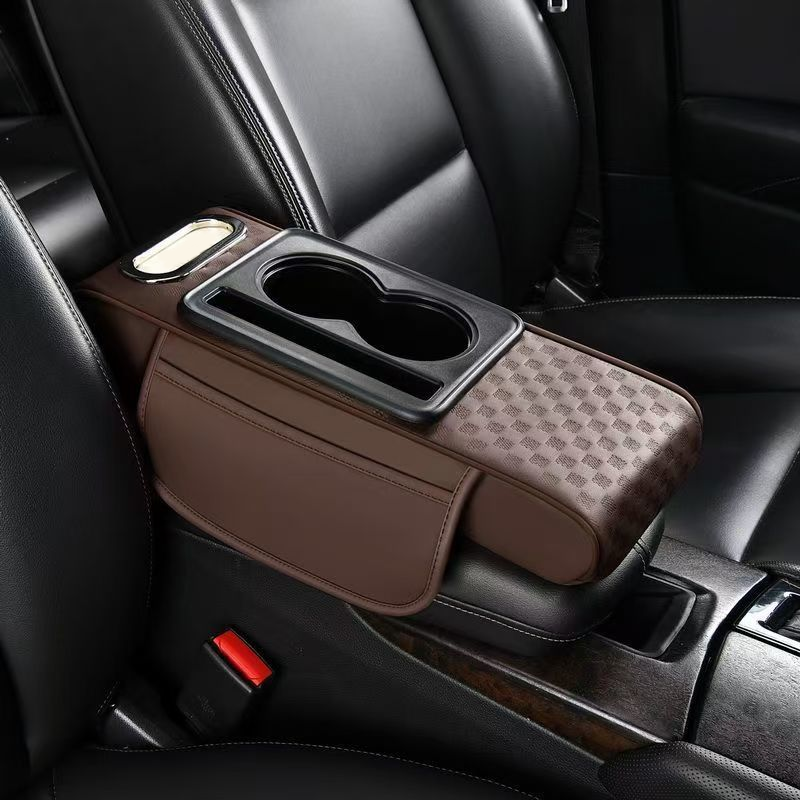 🚗💥 50% KORTING! Stop met het zoeken naar je telefoon, tissues en sleutels tijdens het rijden! Deze 5-in-1 armsteunkussen tovert je rommelige console om in een georganiseerde cockpit – met bekerhouder, telefoonvak en zelfs een tissueslot!
