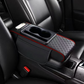 🚗💥 50% KORTING! Stop met het zoeken naar je telefoon, tissues en sleutels tijdens het rijden! Deze 5-in-1 armsteunkussen tovert je rommelige console om in een georganiseerde cockpit – met bekerhouder, telefoonvak en zelfs een tissueslot!