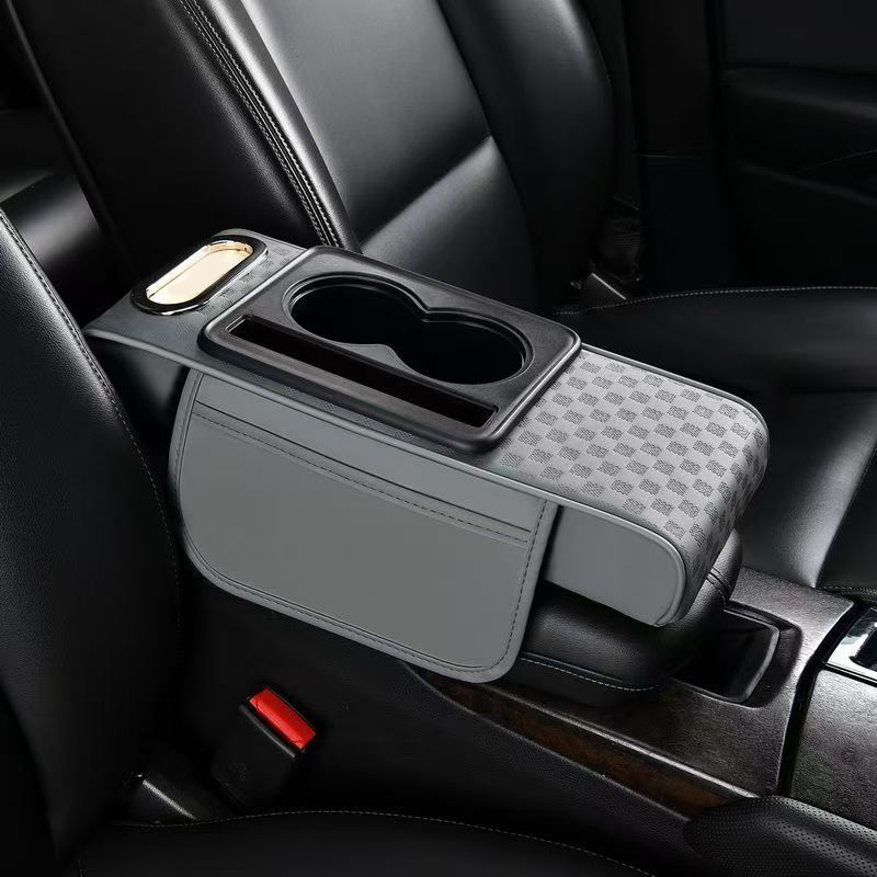 🚗💥 50% KORTING! Stop met het zoeken naar je telefoon, tissues en sleutels tijdens het rijden! Deze 5-in-1 armsteunkussen tovert je rommelige console om in een georganiseerde cockpit – met bekerhouder, telefoonvak en zelfs een tissueslot!