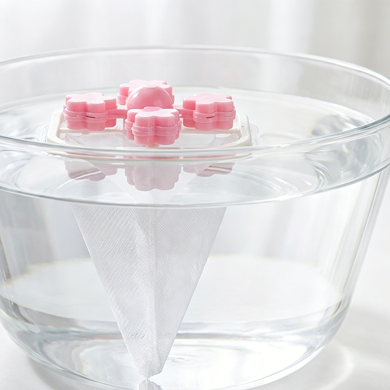 🐾 Drijvende filter die pluisjes en haren opvangt – wasmachine blijft schoon, kleding haarvrij en langer mooi.