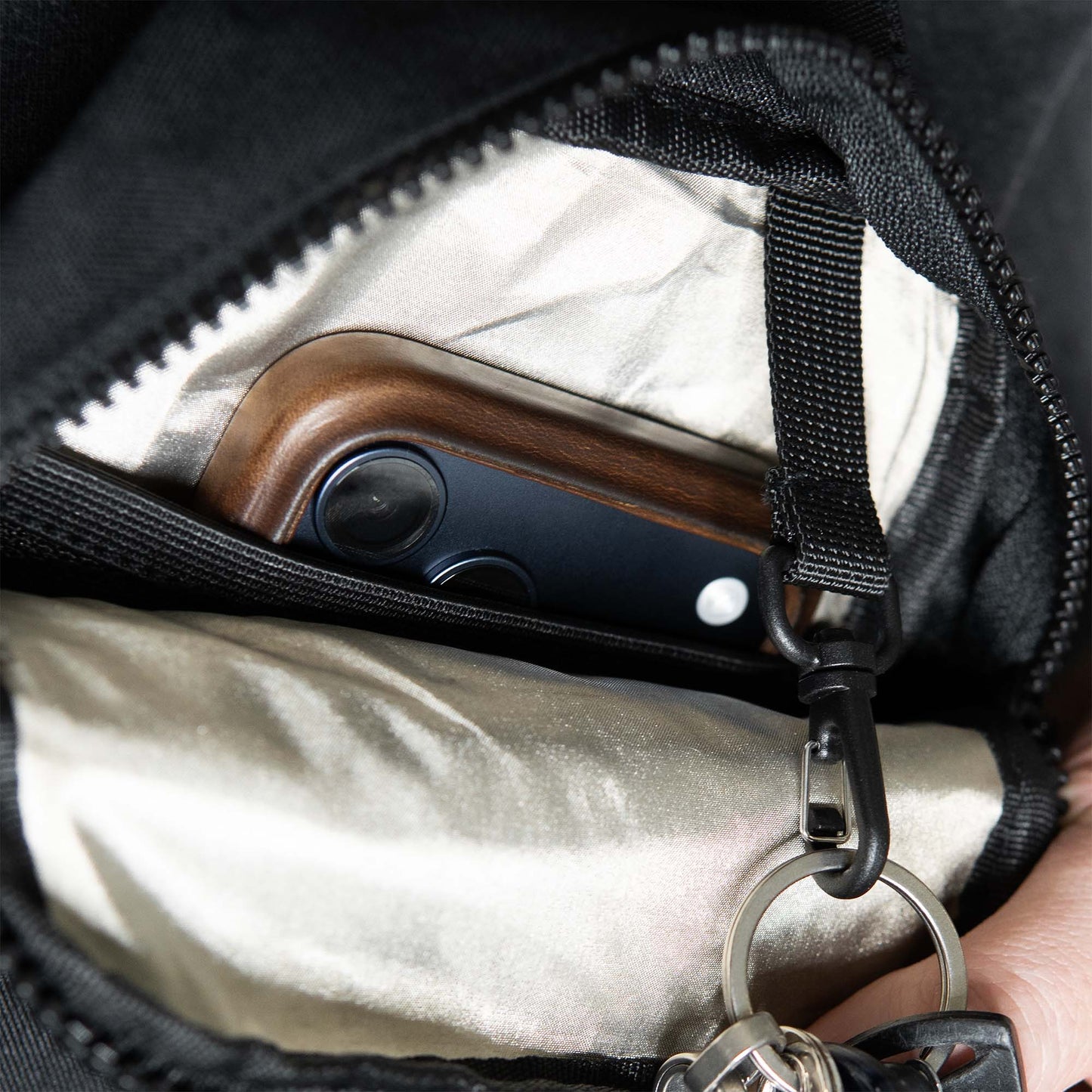 🎒 Anti-diefstal-schoudertas 2.0 – slim ontwerp, veilig en perfect voor op reis.