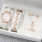 💥【50% OFF】🔥 Dames Horloge & Sieraden 5-delig Set | Vlinderwijzerplaat met Strass Quartz | Echte Leren Band Comfortabel | Bijpassende Hartvormige Ketting/Armband/Oorbellen/Ring | 4 Kleuren (Wit/Roze/Zwart/Zwart-Wit) | Perfect Cadeau 🎁